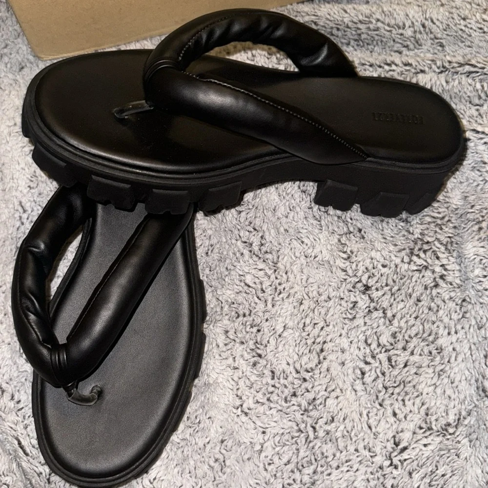Forever 21 ~ Padded Thong Toe Platform Sandals - Picture 4 of 6